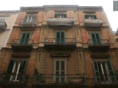 Foto 15. Su via Calefati al contrario si erge un imponente ma invecchiato palazzo a tre piani di un rosso ormai spento, che si caratterizza comunque per le particolari lesene che percorrendo la parte centrale, terminano in un cornicione floreale 